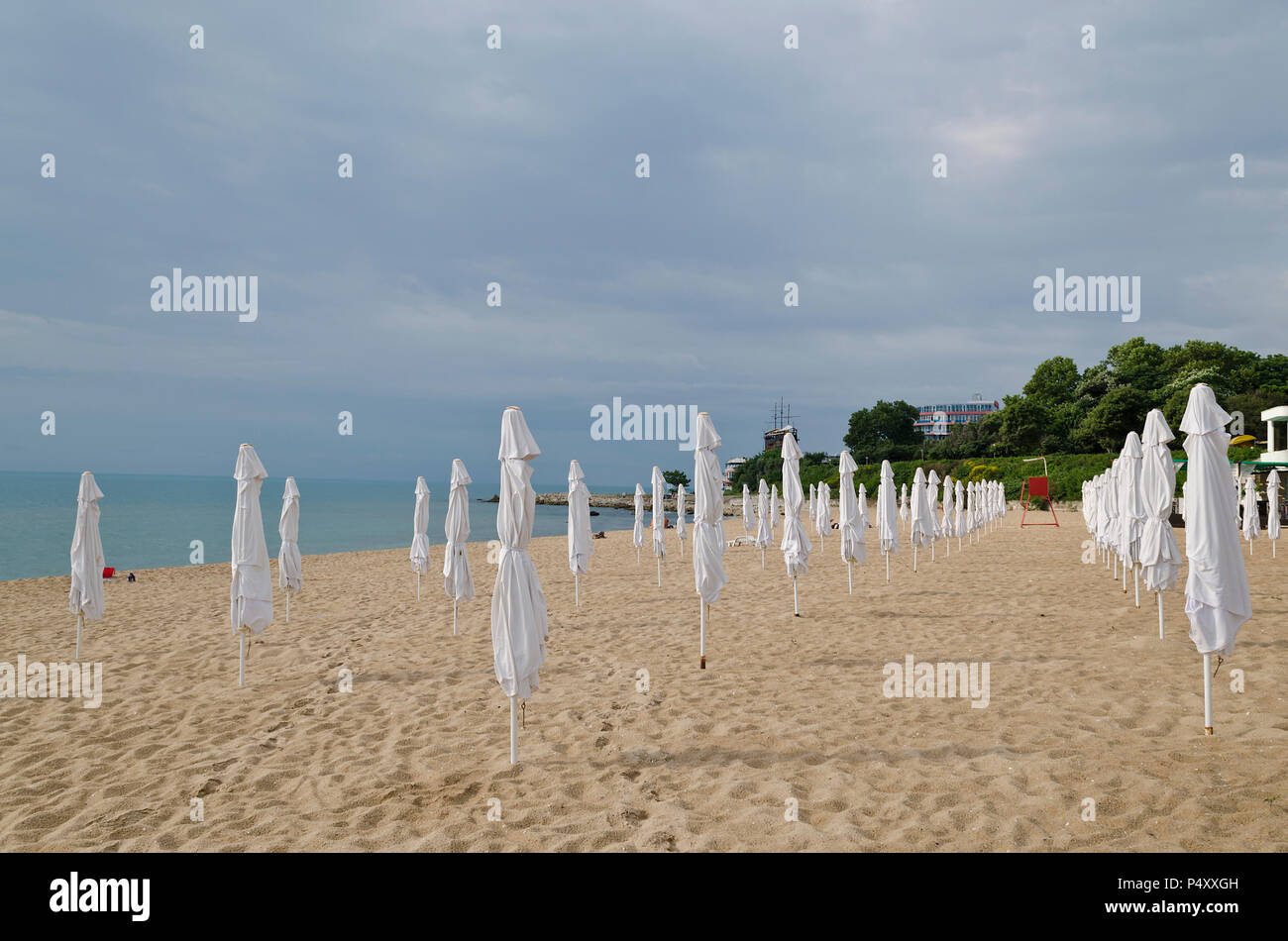 Vacanze estive sul mare bulgaro - ombrelloni sulla spiaggia Foto Stock