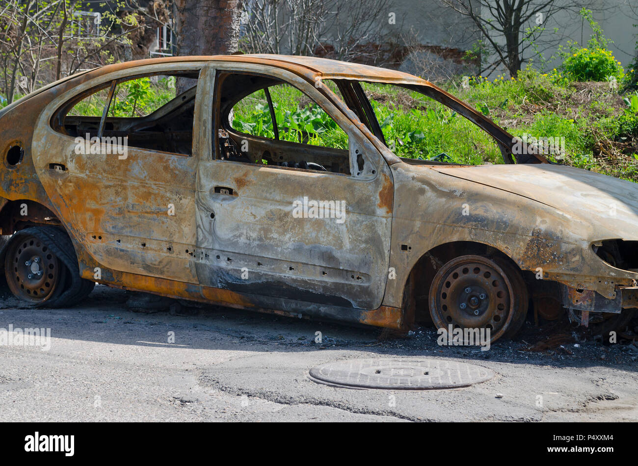 Bruciato auto parcheggiate sul lato della strada vista - vicino la foto di un bruciato auto Foto Stock