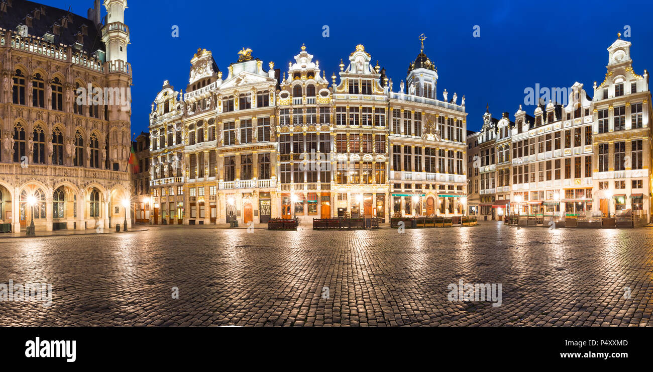 Grand Place piazza di sera in Belgio, a Bruxelles Foto Stock
