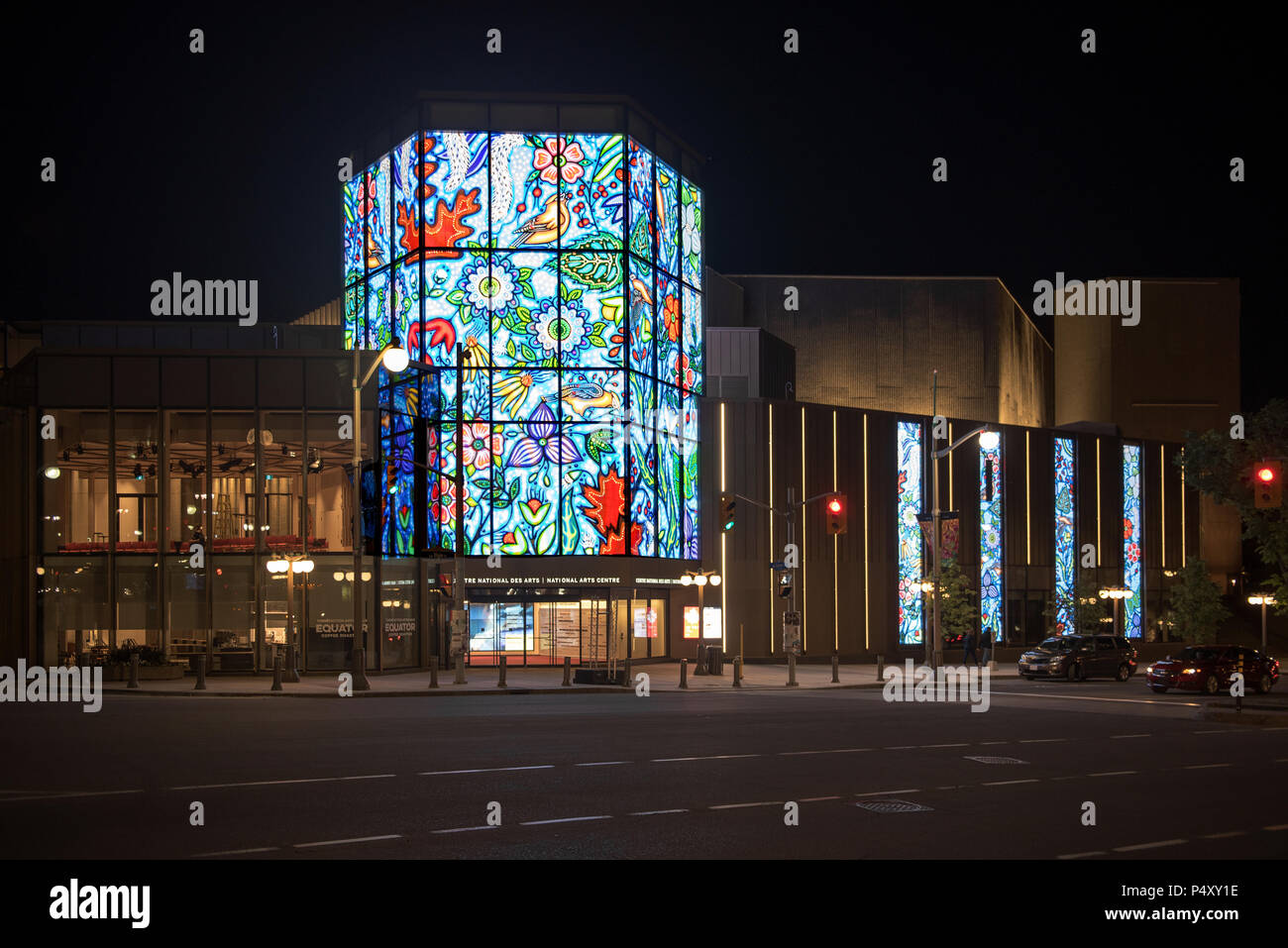 Ottawa, Canada - 21 Giugno 2018: Il Centro Nazionale delle Arti visualizza immagini digitali di da Métis artista visivo Christi Belcourt sulla sua Kipnes lanterna, per Foto Stock