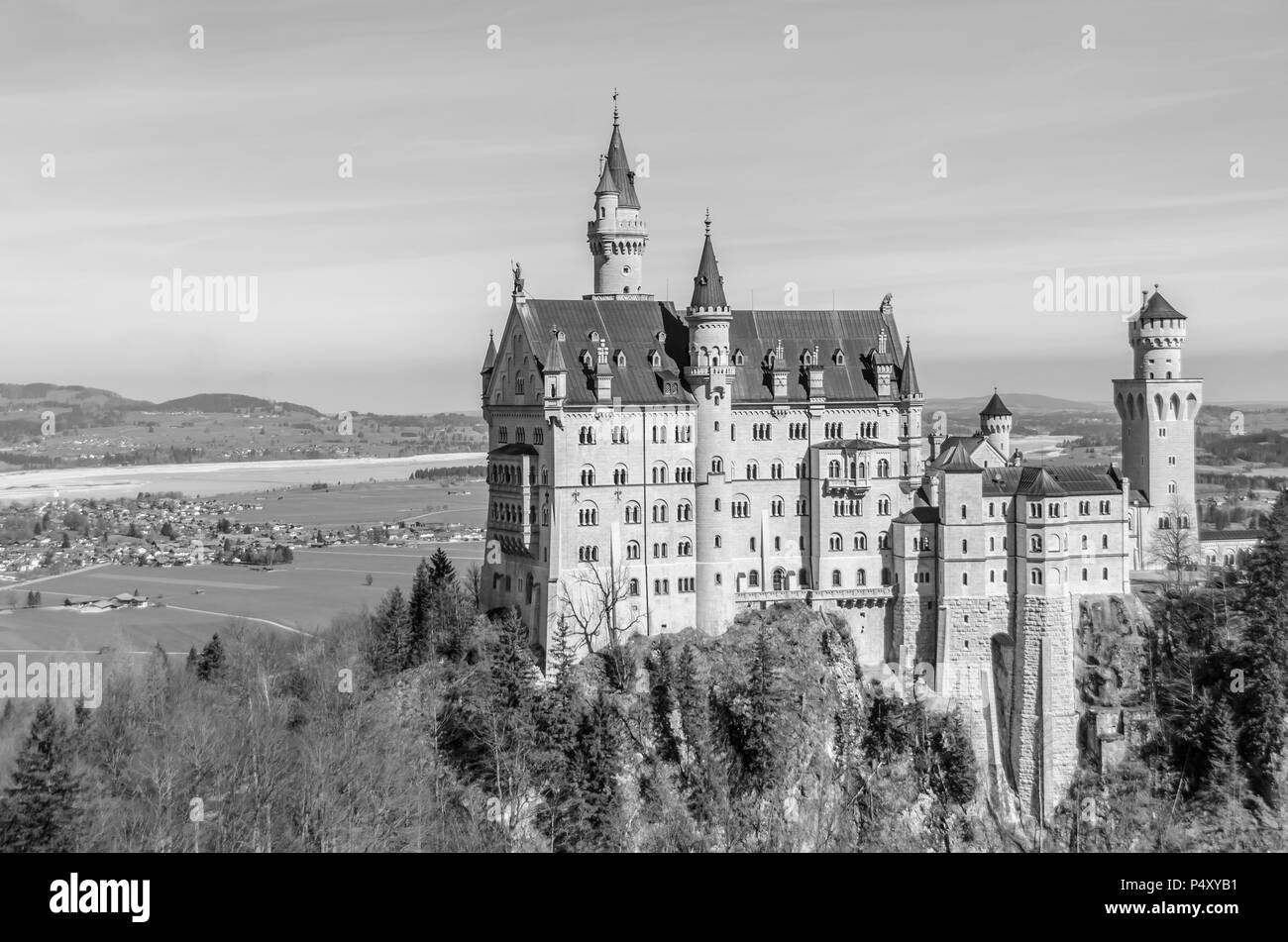 Il Castello di Neuschwanstein, il diciannovesimo secolo Revival Romanico Palace costruito per il re Ludwig II su una rupe robusto vicino a Fussen, Baviera, Germania Foto Stock