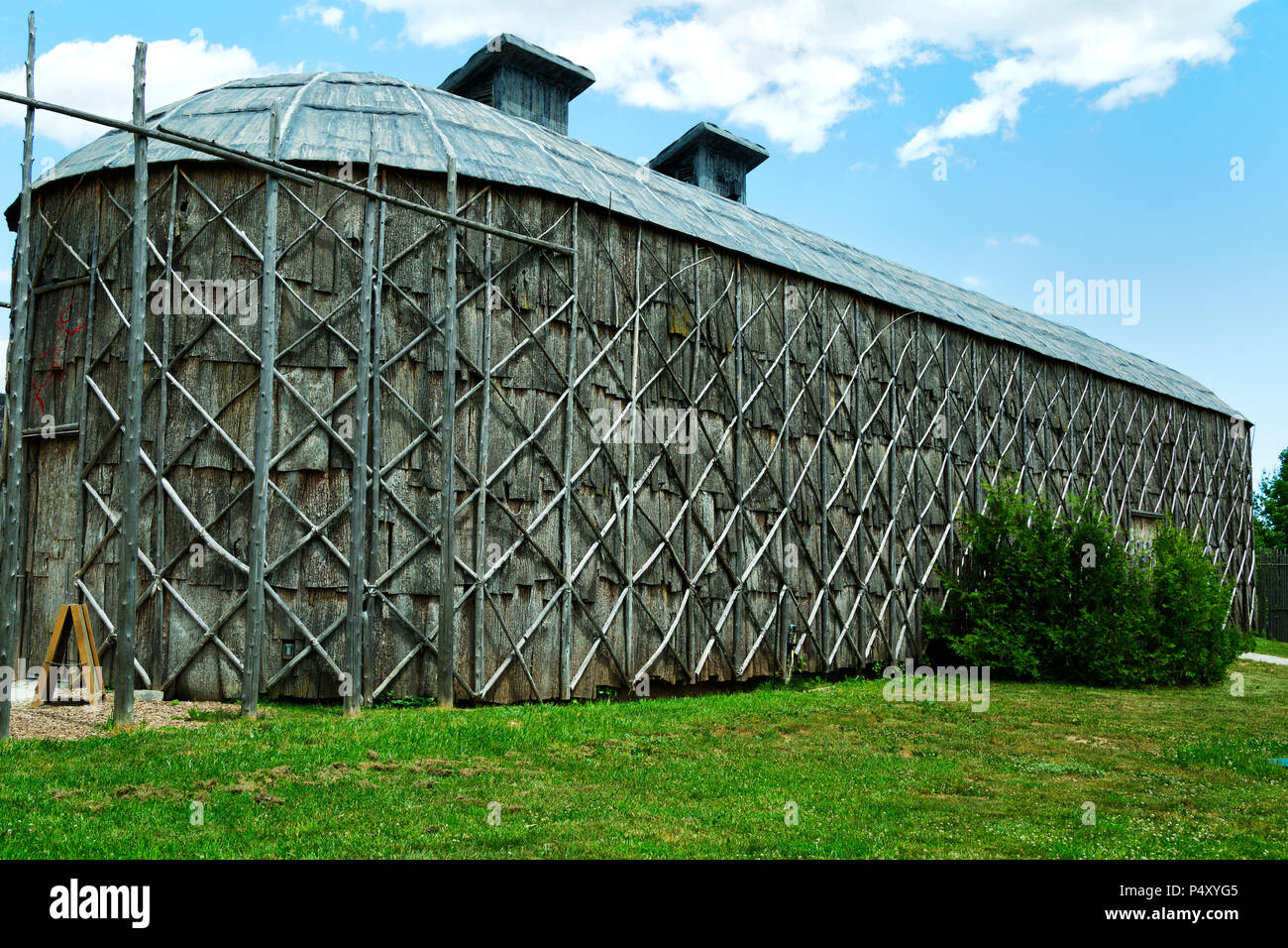 Crawford lago Zona di Conservazione e Iroquoian Village. In Longhouse ricostruito Iroquois village. Campbellville Ontario Canada Foto Stock