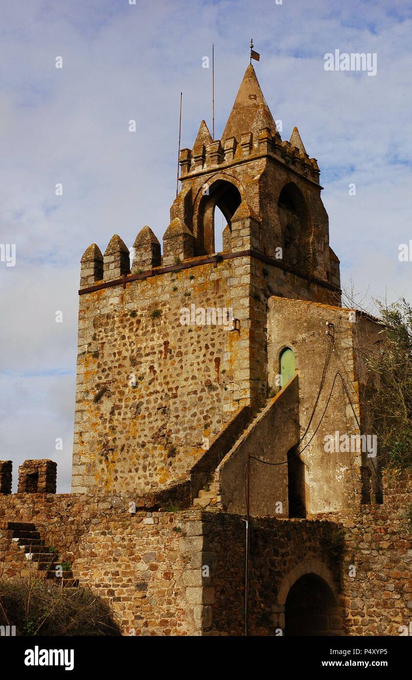 Il Portogallo. Montemor-o-Novo. Castello. Torre dell'orologio. Foto Stock