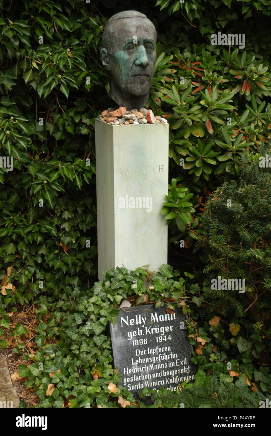 Heinrich Mann (1871-1950). Il romanziere tedesco. Busto di scultore tedesco Gustav Seitz (1906-1969), con una placca per Nelly Mann. Tomba di Dorotheenstadt Friedhof cimitero. Berlino. Germania. Foto Stock