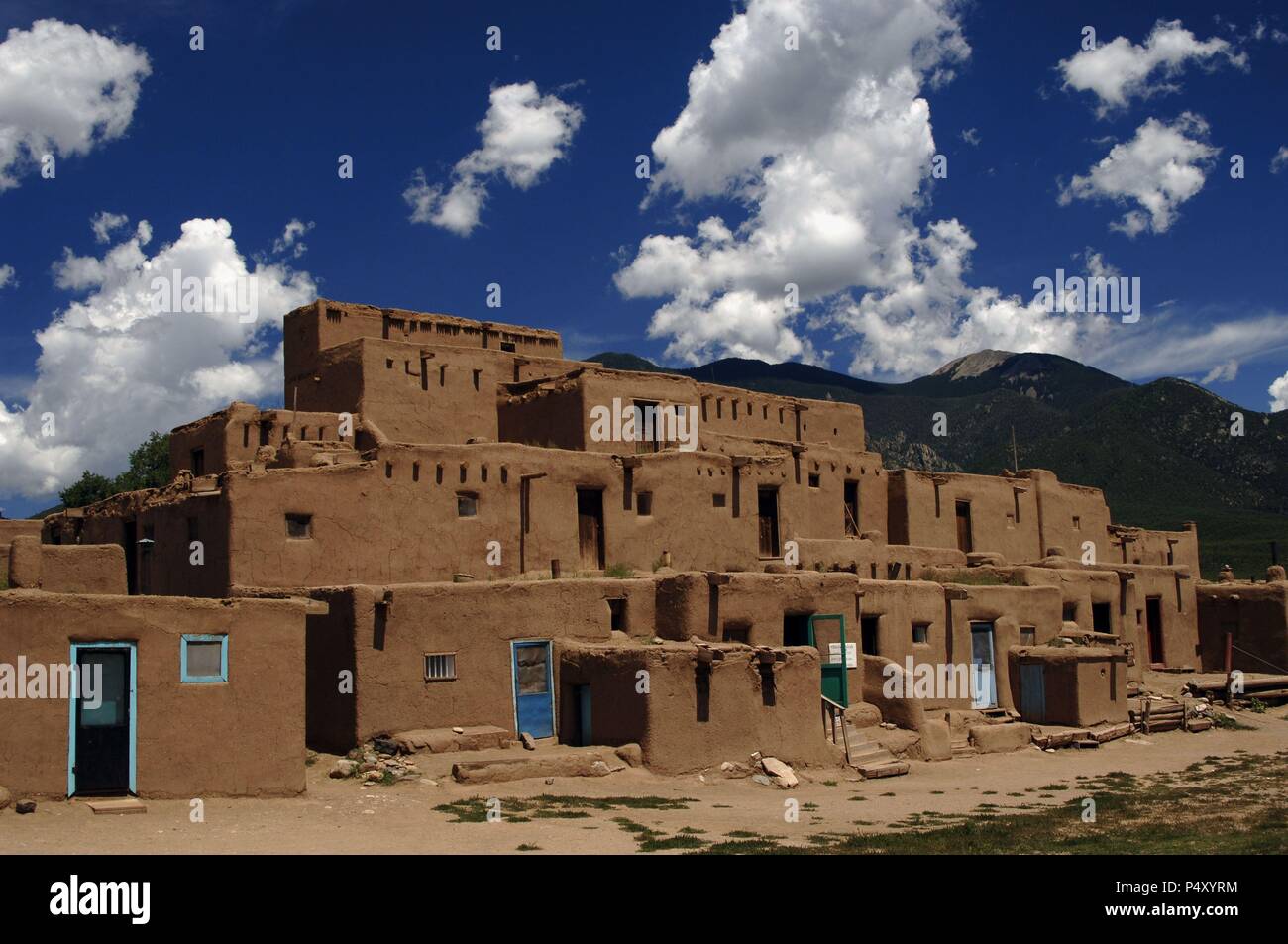 Stati Uniti. Taos Pueblo. Abitata da indiani Tiwa del Pueblo tribù. UNESCO - Sito Patrimonio dell'umanità. Edifici Adobe. Stato del New Mexico. Foto Stock