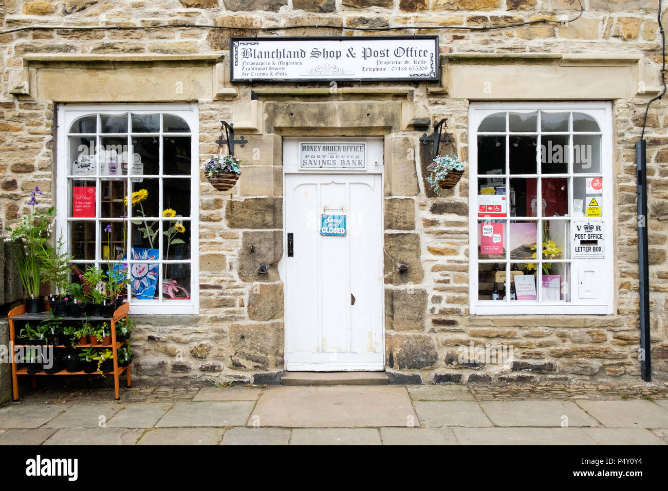 Esterno del Blanchland Shop & Post Office, con segno chiusa sulla porta, in Blanchland, Northumberland, Inghilterra. Foto Stock