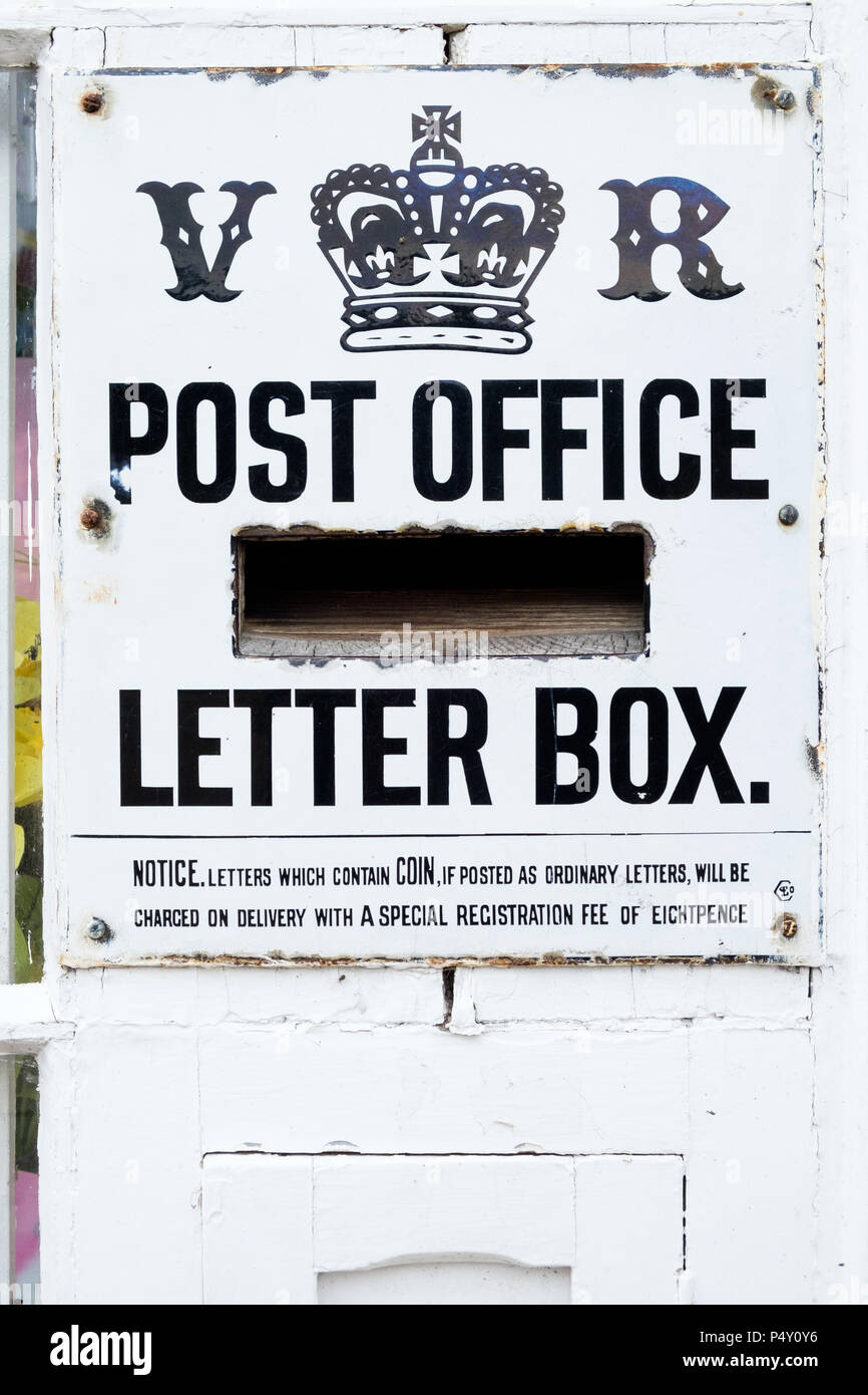 Una rara vittoriano vecchio post box, a Blanchland Shop & Post Office in Blanchland, Northumberland, Inghilterra. Foto Stock