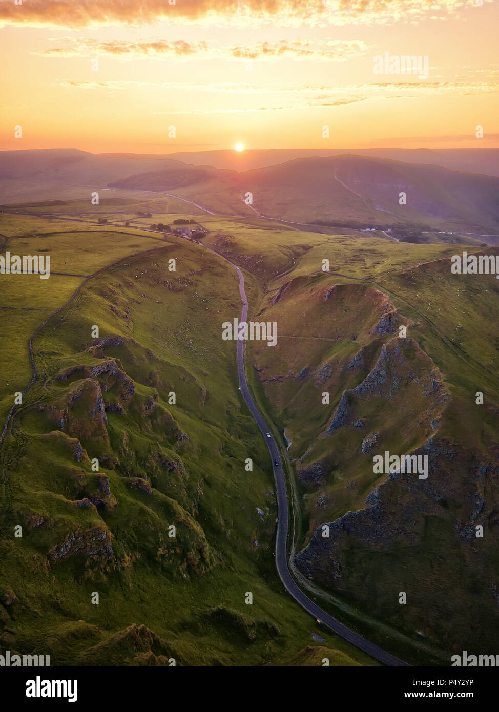 Sunset over Winnats Pass in Peak District Regno Unito Foto Stock