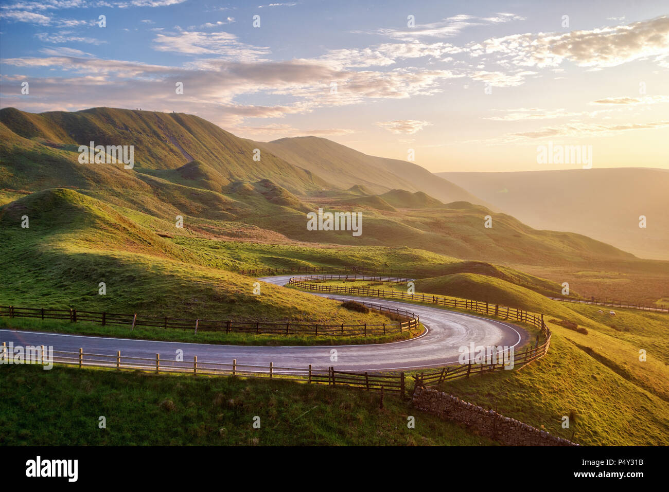 Sunset over Winnats Pass in Peak District Regno Unito Foto Stock