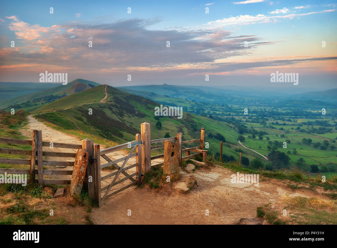 Percorso escursionistico sul Mam Top in Peak District durante il tramonto nel 2018 Foto Stock