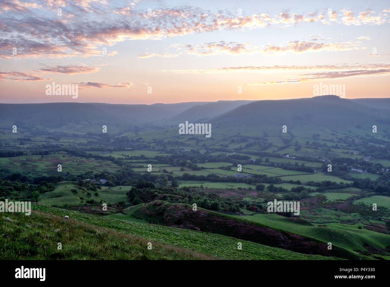 Percorso escursionistico sul Mam Top in Peak District durante il tramonto nel 2018 Foto Stock