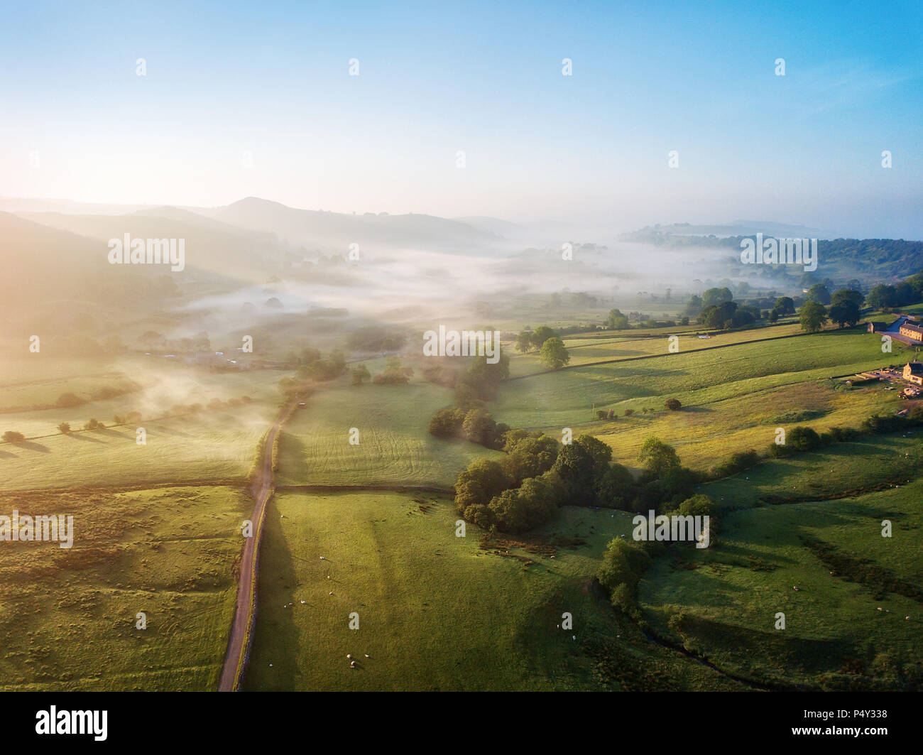Volando sopra la nebbia di mattina in Peak District UK nel giugno 2018 Foto Stock