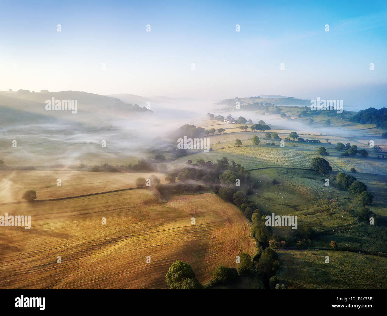 Volando sopra la nebbia di mattina in Peak District UK nel giugno 2018 Foto Stock