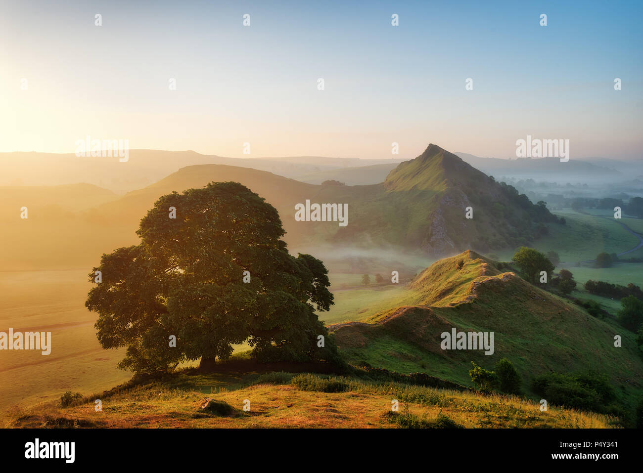 Alba sul colle Parkhouse visto dalla collina di cromo in Peak District UK Foto Stock
