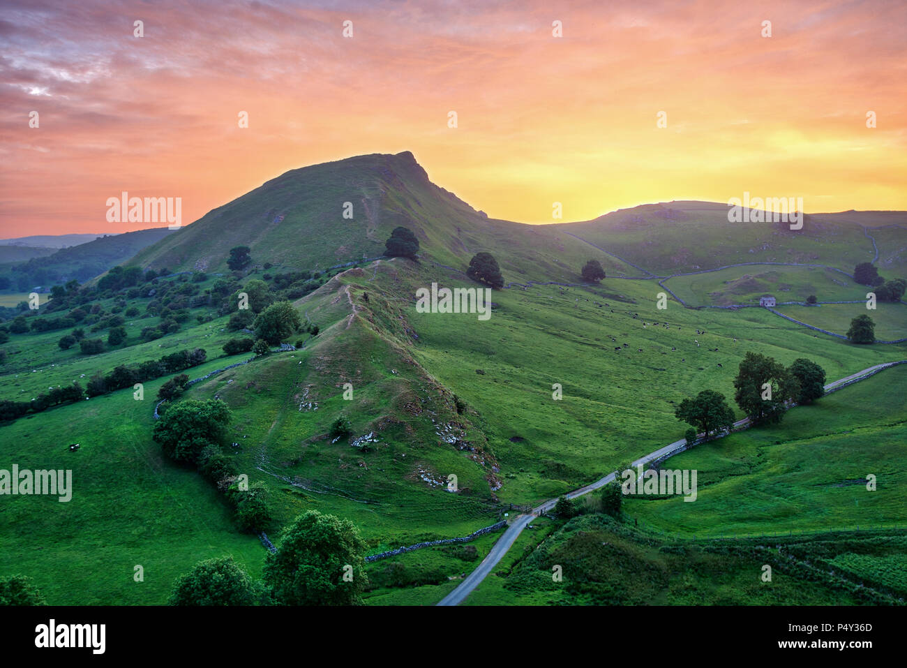 Chrome Hill visto dalla collina Parkhouse in Peak District UK durante il tramonto Foto Stock