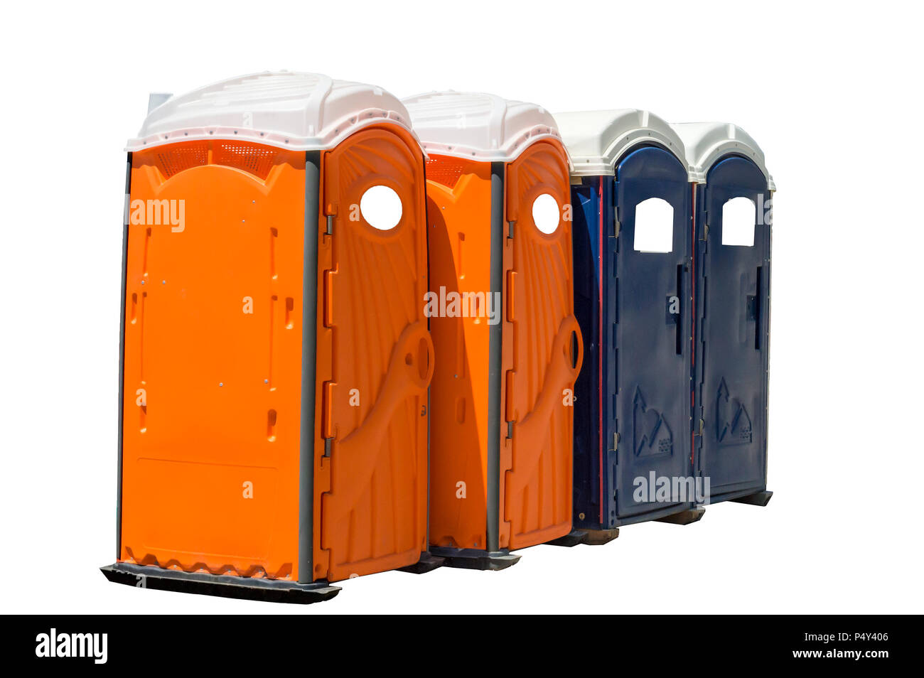 Inquadratura orizzontale di quattro luminose colorate vasino portatile. Due sono di colore arancione e due sono di colore blu scuro. Isolato su bianco. Foto Stock