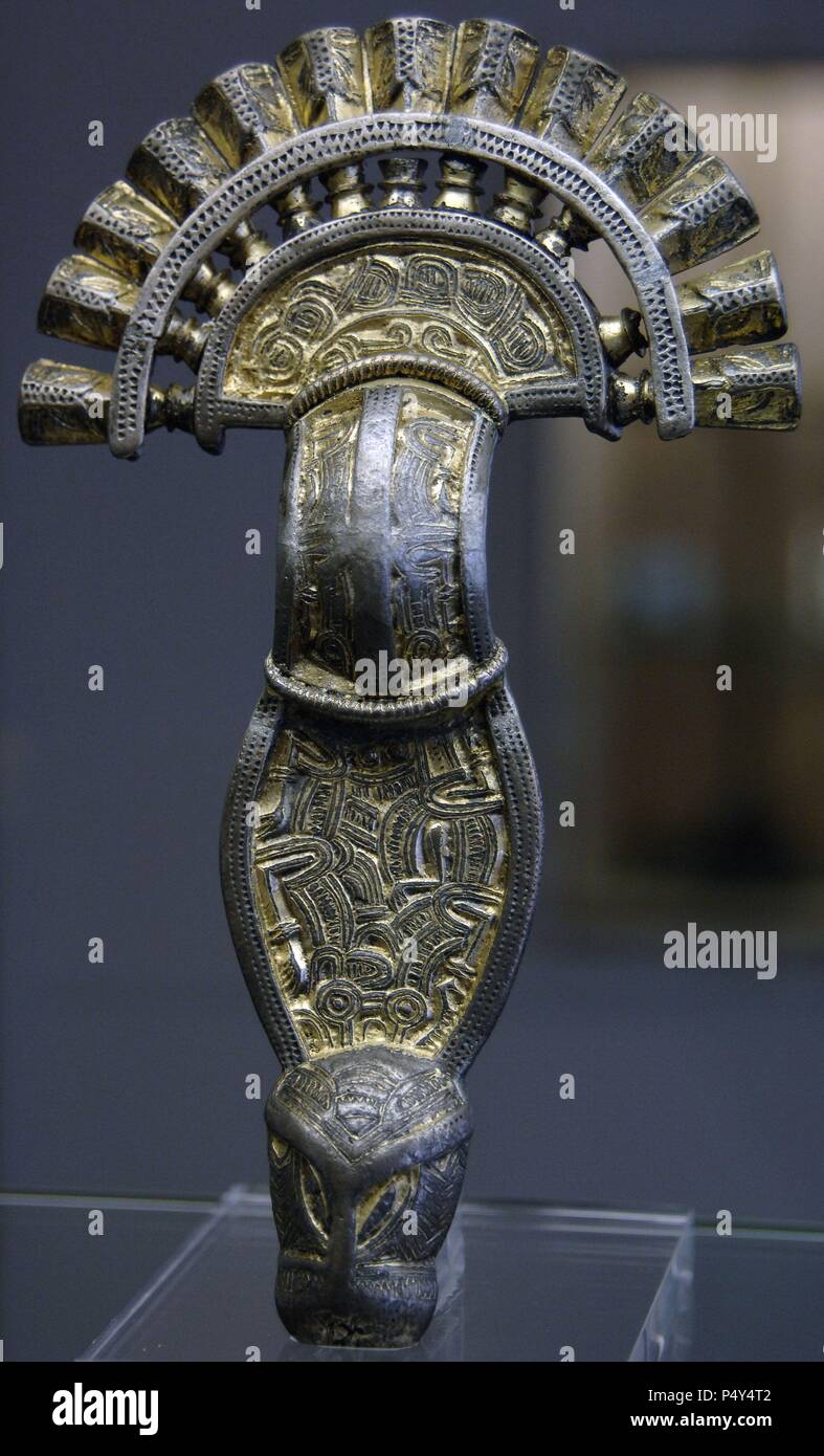 Fibula di stile zoomorfi. Museo Nazionale dell'Alto Medioevo (Museo dell' Alto Medioevo). Roma. L'Italia. Foto Stock