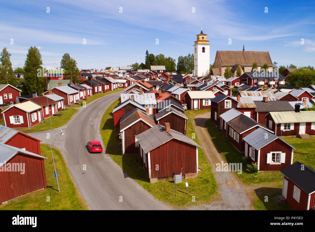 Gammelstad, Svezia - 16 Giugno 2018: Veduta aerea della chiesa di Gammelstad città che è un sito patrimonio mondiale dell'UNESCO situato 10 km ad ovest di Lulea. Foto Stock