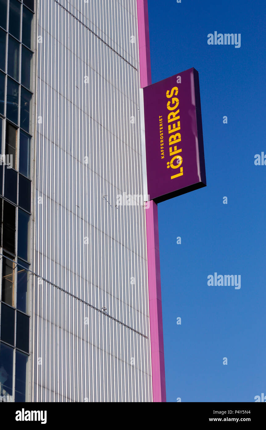 Karlstad, Svezia - 7 Giugno 2018: Close-up del segno sul caffè Lofbergs roastery edificio contro un cielo blu. Foto Stock