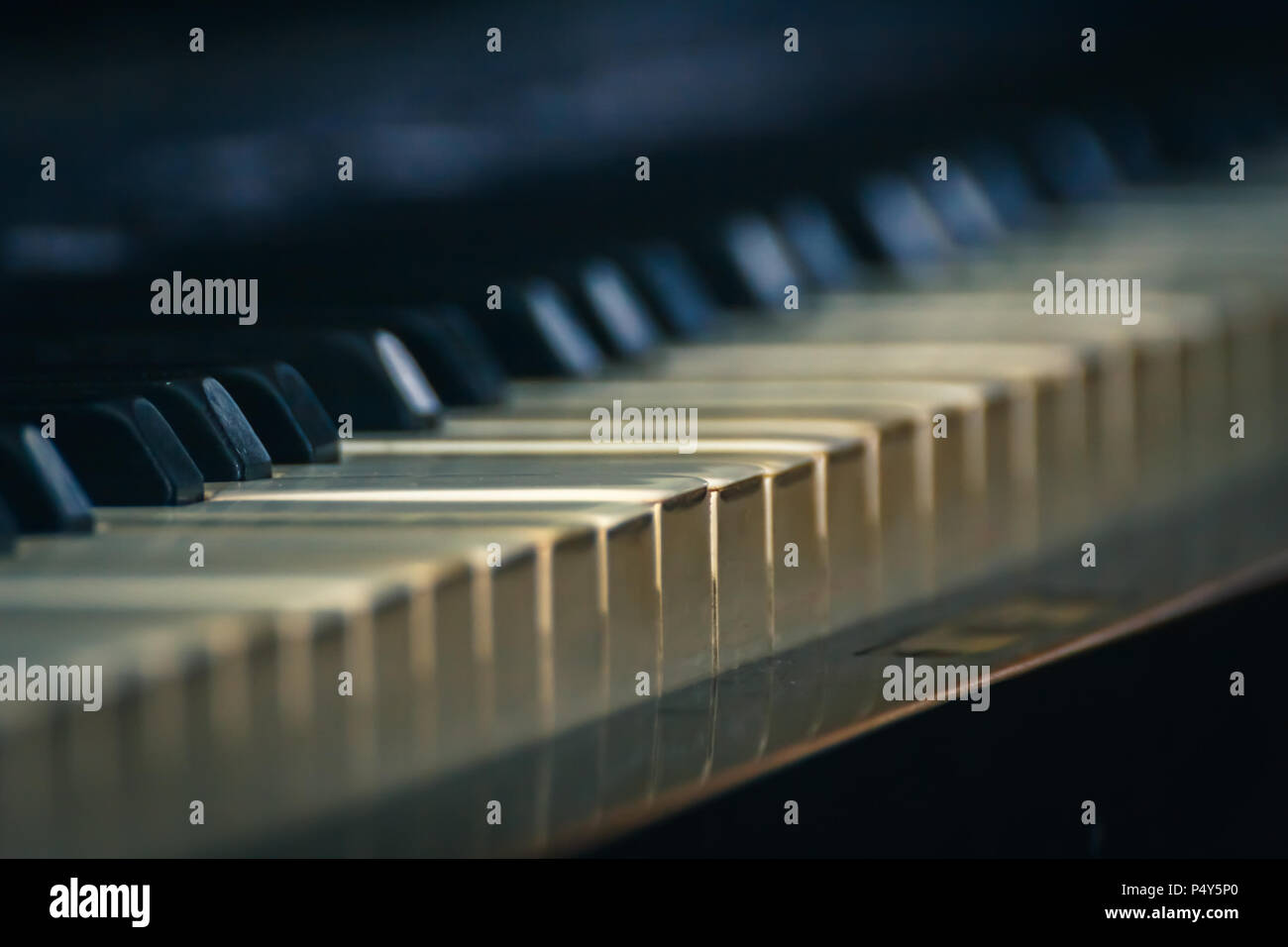 Vista dettagliata del pianoforte antico tasti in avorio Foto Stock