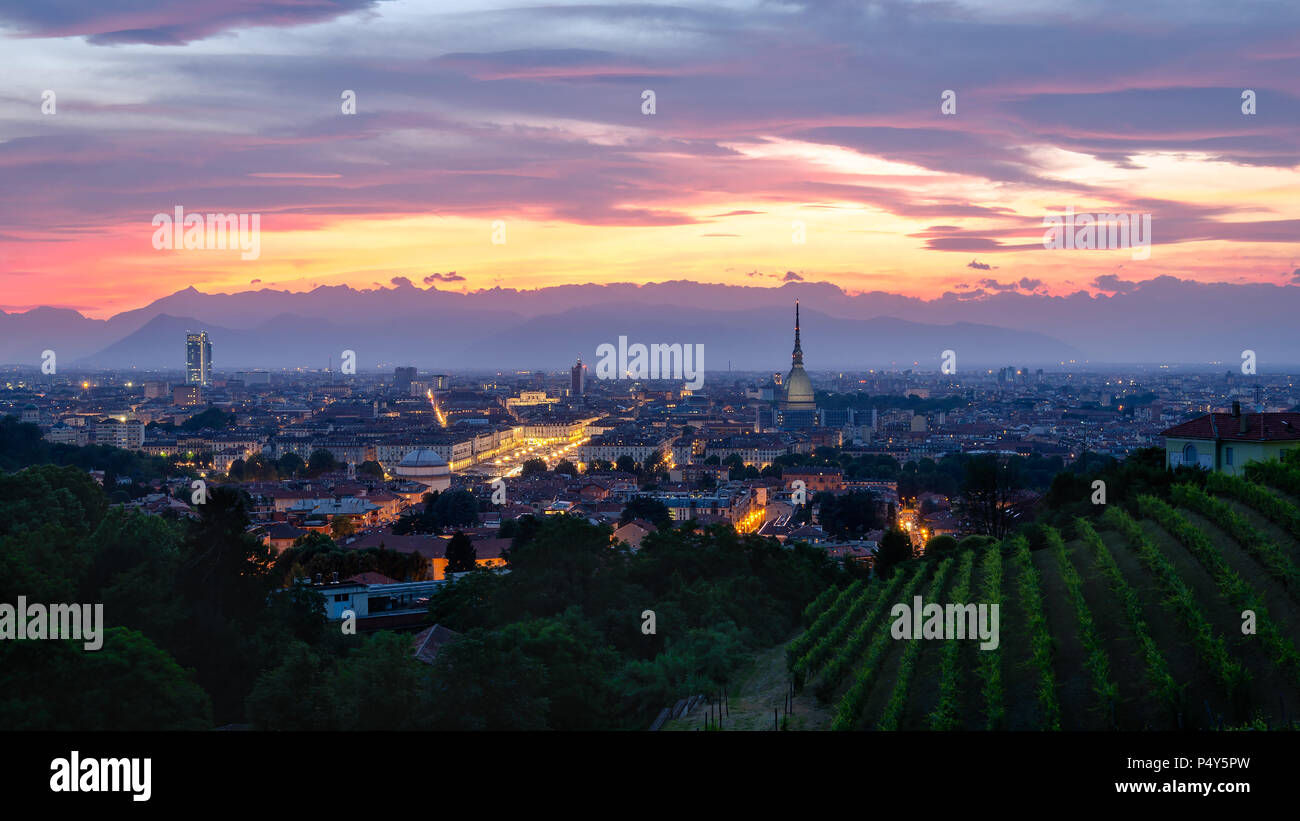 Torino alta definizione panorama al tramonto con Mole Antonelliana Foto Stock