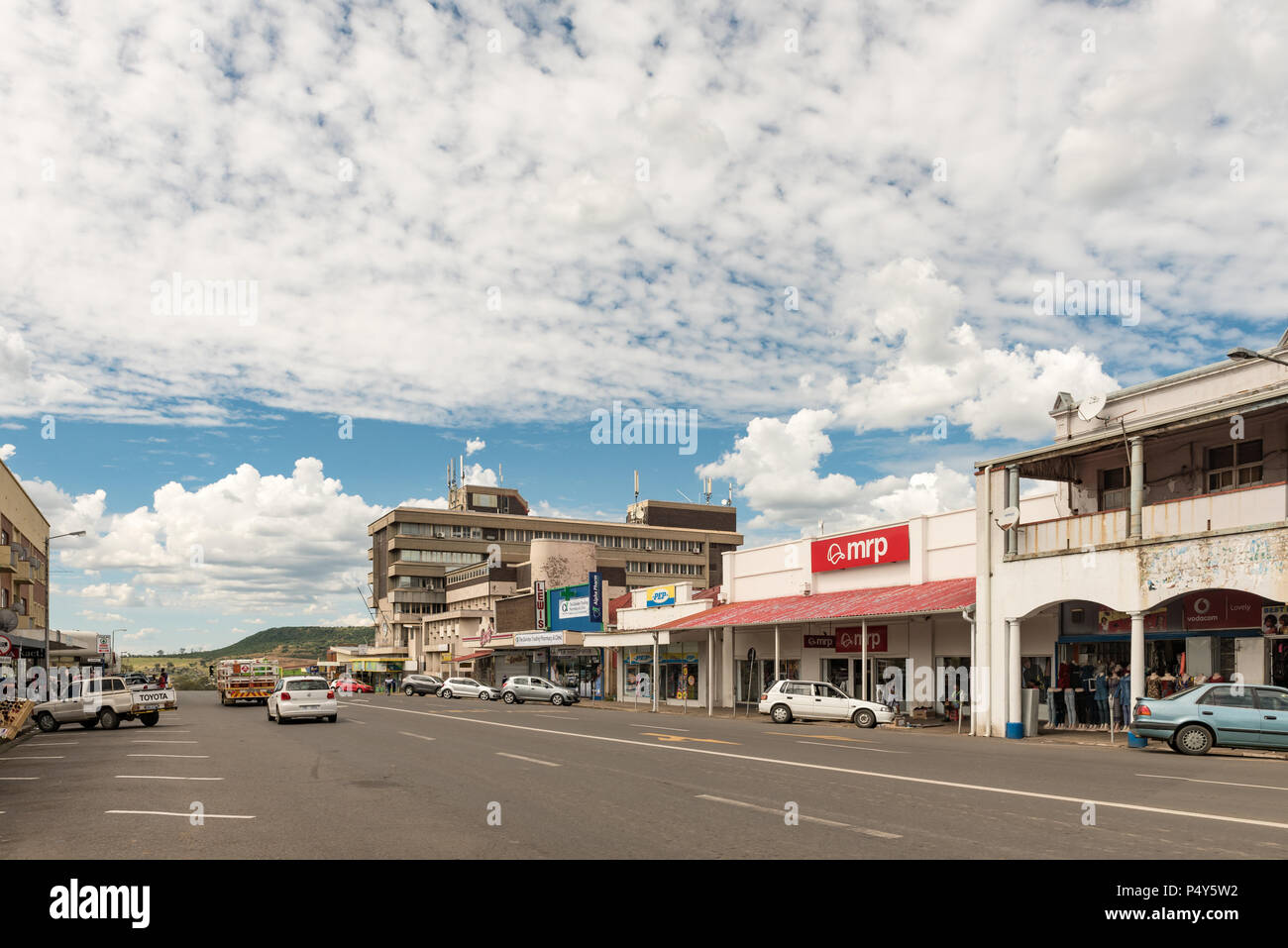 DUNDEE, SUD AFRICA - 21 Marzo 2018: una scena di strada con le imprese e i veicoli a Dundee in Kwazulu-Natal Provincia Foto Stock