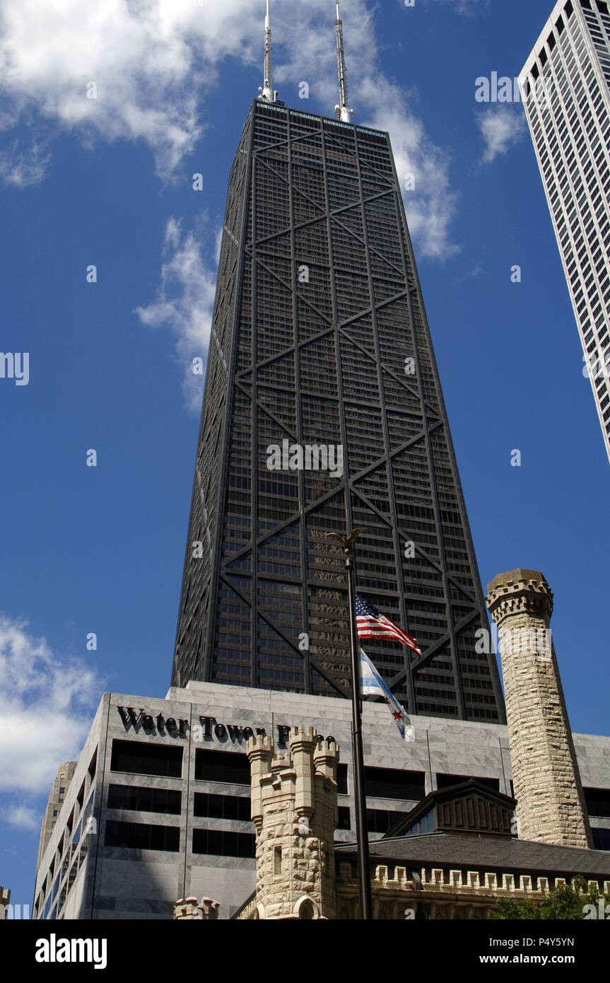 ESTADOS UNIDOS. CHICAGO. Vista de la Torre di John Hancock Center, construída entre 1965 y 1970 según proyecto de Fazlur Khan. En primer término, la Torre del Agua (finales del s. XIX). Estado de Illinois. Foto Stock