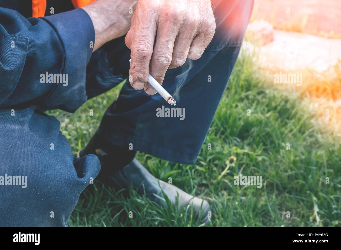 Elettivo di concentrarsi sulla mano del dipendente di prendere una pausa di fumare una sigaretta. Lotta contro le cattive abitudini. Foto Stock