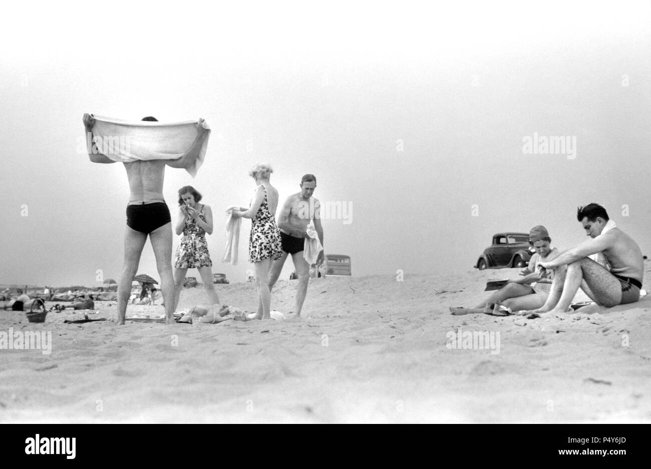 Gruppo di persone in spiaggia, a Provincetown, Massachusetts, STATI UNITI D'AMERICA, Edwin Rosskam, Farm Security Administration, Agosto 1940 Foto Stock