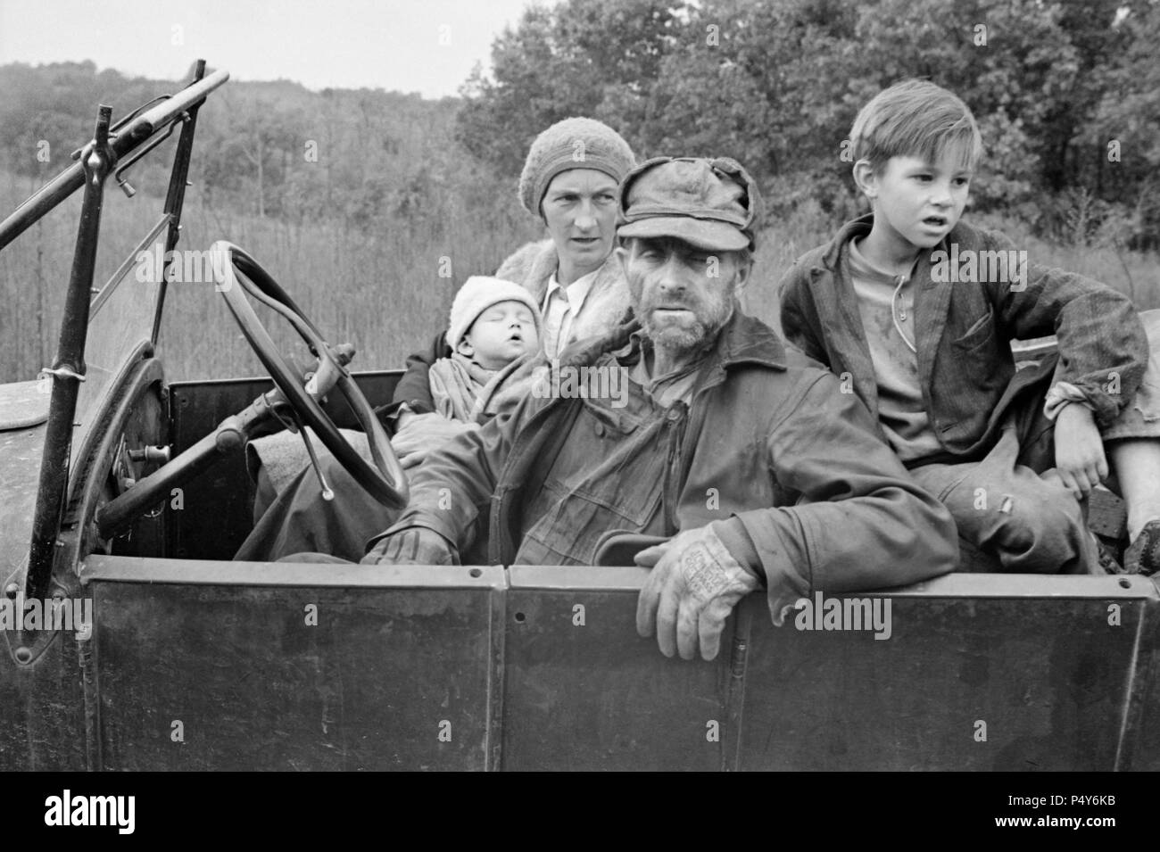 Famiglia indigenti, monti Ozark, Arkansas, Ben Shahn PER GLI STATI UNITI Amministrazione di reinsediamento, Ottobre 1935 Foto Stock