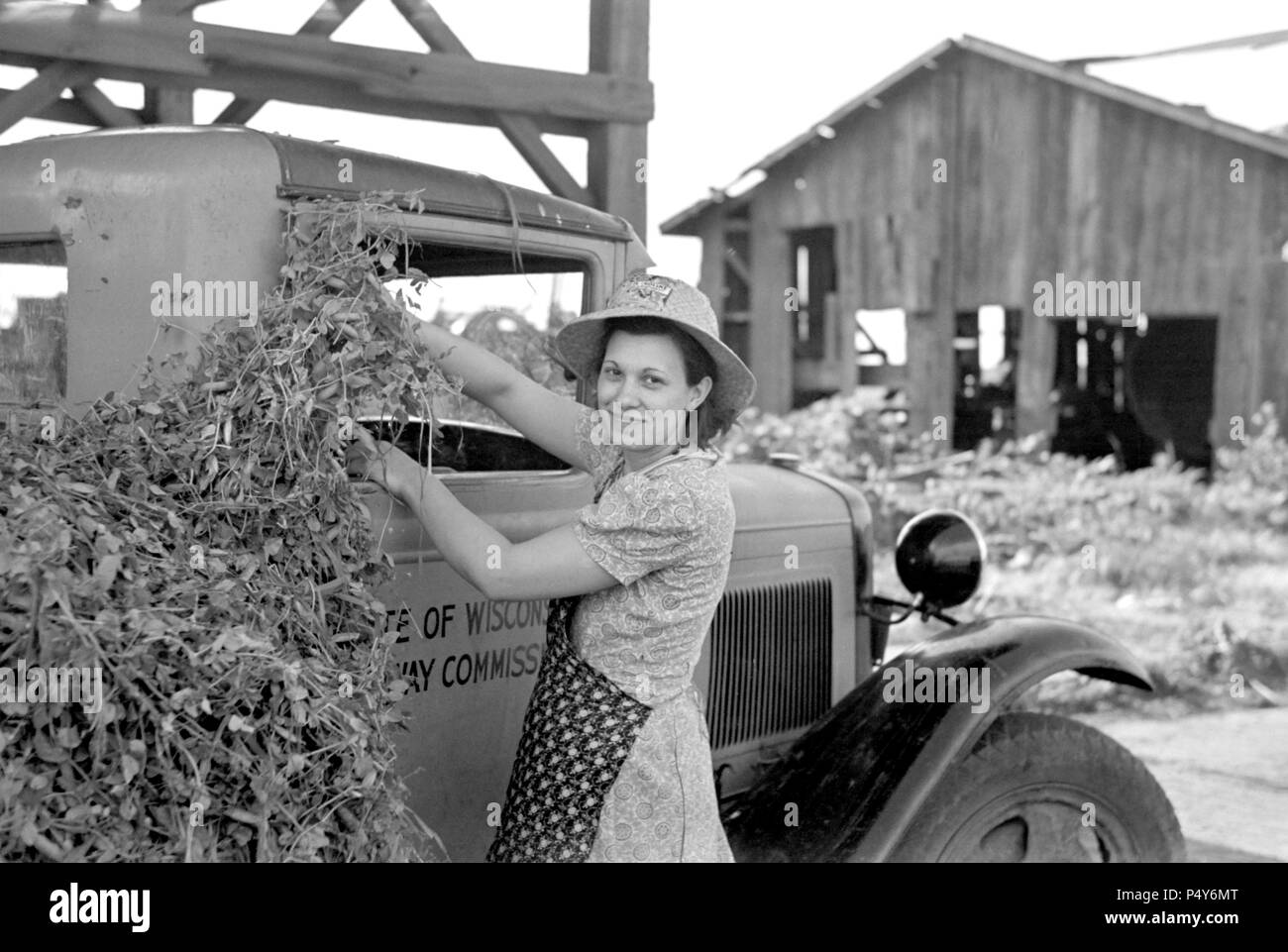 La moglie del segnale di PEA Farmery presso Azienda Vitivinicola vicino a Sun Prairie, Wisconsin, USA, Russell Lee, U.S. Amministrazione di reinsediamento, Giugno 1937 Foto Stock