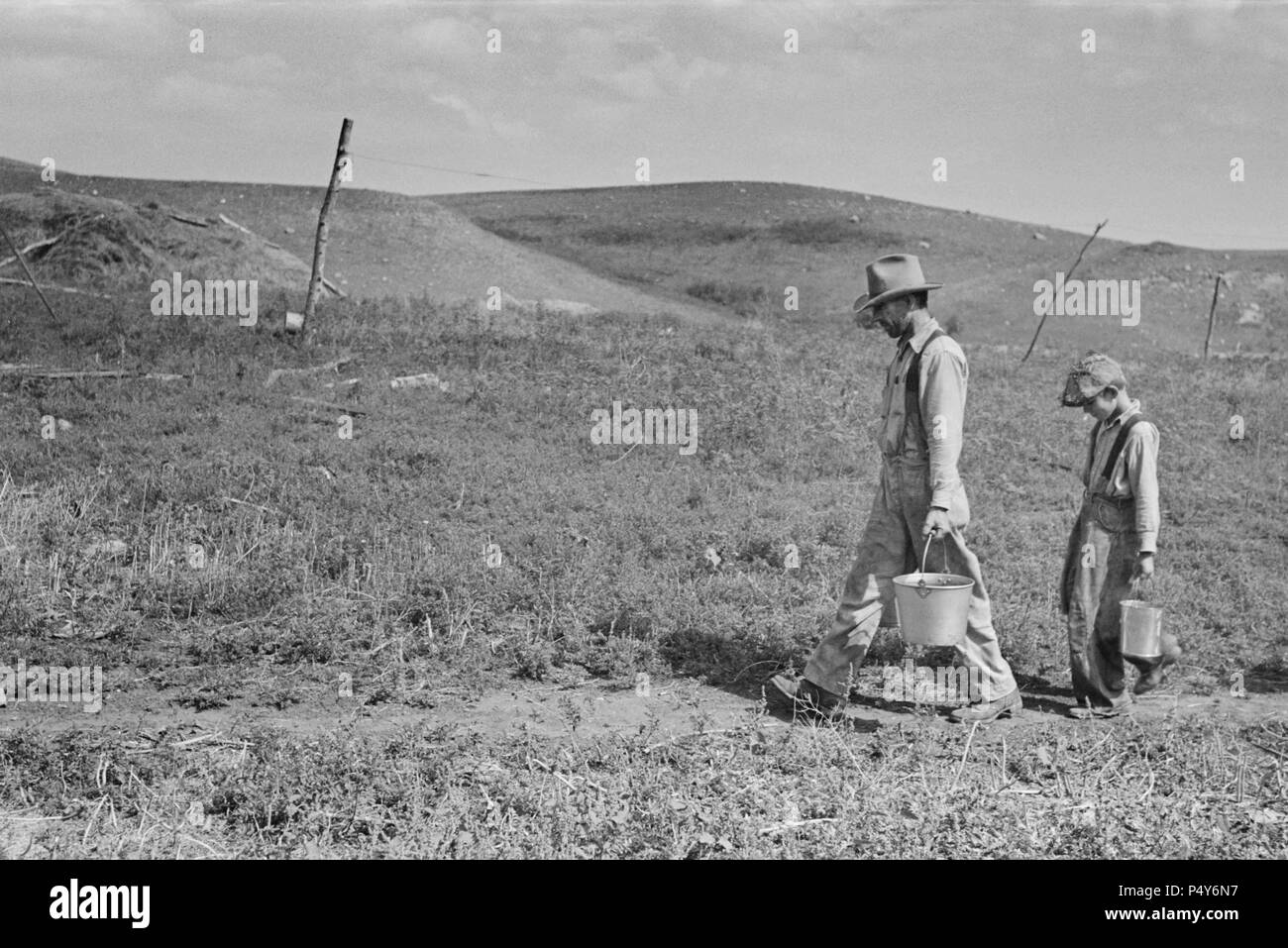 William Huravitch e figlio che trasportano l'acqua per la loro casa durante la siccità, la fonte di acqua è a circa mezzo miglio di distanza, Williams County, il Dakota del Nord, STATI UNITI D'AMERICA, Russell Lee, U.S. Amministrazione di reinsediamento, Settembre 1937 Foto Stock