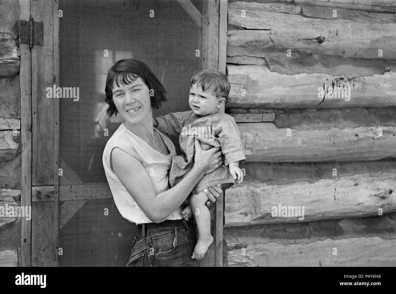 La sig.ra Huravitch e il figlio più giovane, Williams County, il Dakota del Nord, STATI UNITI D'AMERICA, Russell Lee, U.S. Amministrazione di reinsediamento, Settembre 1937 Foto Stock