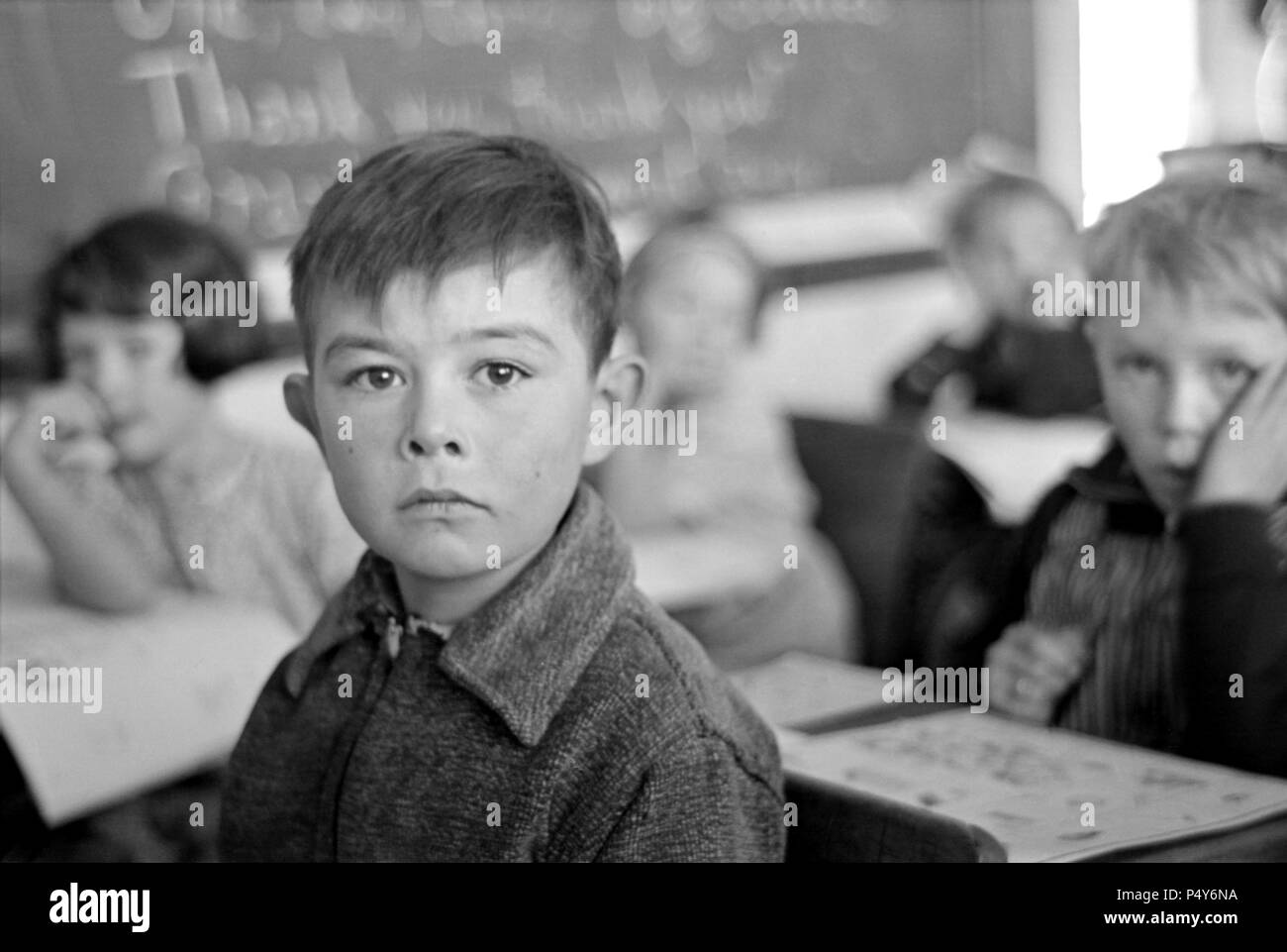 Studente alla scrivania in scuola rurale, Williams County, il Dakota del Nord, STATI UNITI D'AMERICA, Russell Lee, U.S. Amministrazione di reinsediamento, Novembre 1937 Foto Stock