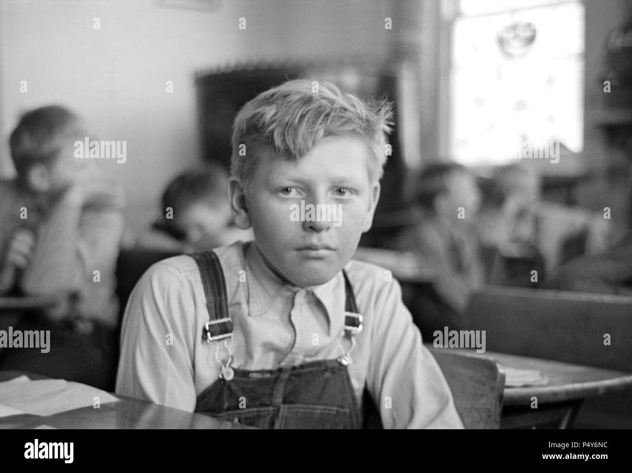 Studente alla scrivania in scuola rurale, Williams County, il Dakota del Nord, STATI UNITI D'AMERICA, Russell Lee, U.S. Amministrazione di reinsediamento, Novembre 1937 Foto Stock