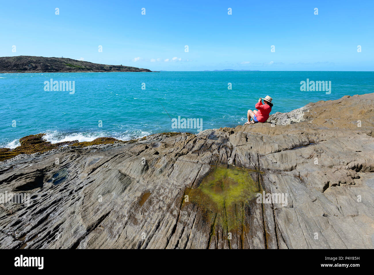 Turista femminile di scattare una foto in Australia il punto più settentrionale, punta di Capo York, Cape York Peninsula, estremo Nord Queensland, FNQ, QLD, Australia Foto Stock