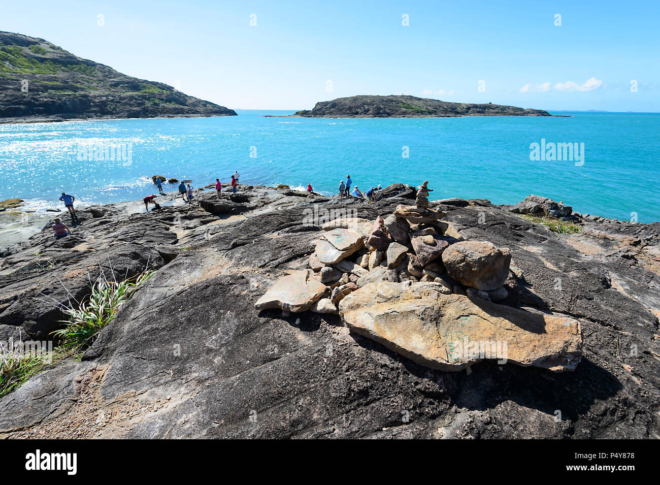 I turisti in piedi in Australia il punto più settentrionale, punta di Capo York, Cape York Peninsula, estremo Nord Queensland, FNQ, QLD, Australia Foto Stock