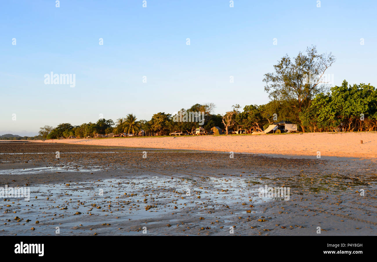 Campeggio a lealtà spiaggia a Seisia, Cape York Peninsula, estremo Nord Queensland, FNQ, QLD, Australia Foto Stock
