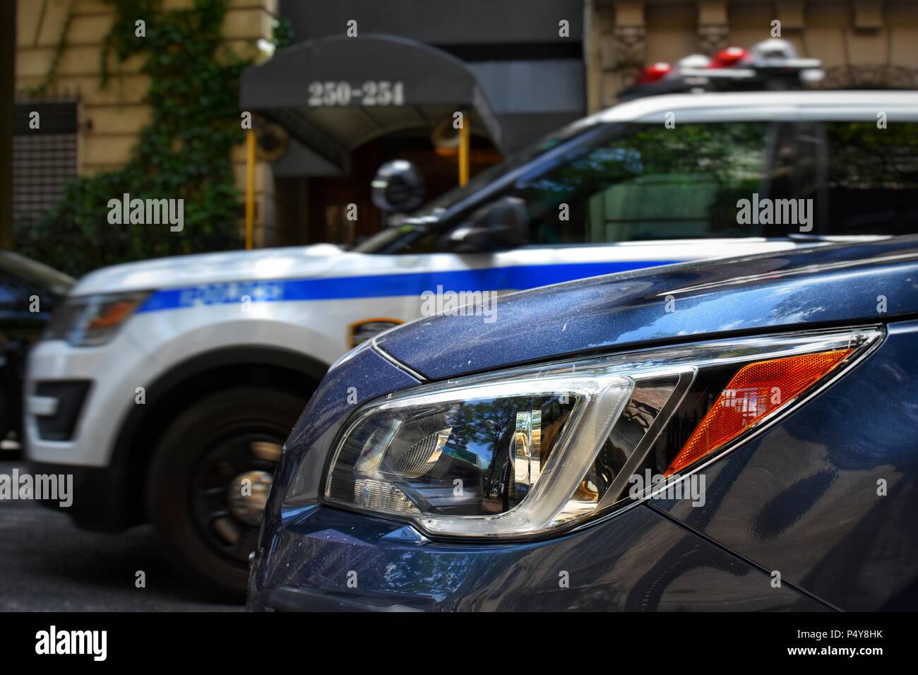 Subaru Outback superato da una macchina della polizia, focus sulla Subaru Outback il faro Foto Stock