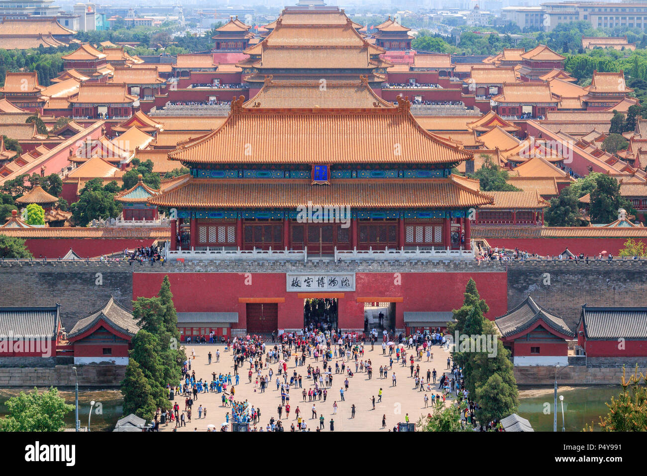 Vista delle porte della città proibita o la città imperiale. Traduzione di caratteri cinesi: il museo del palazzo Foto Stock