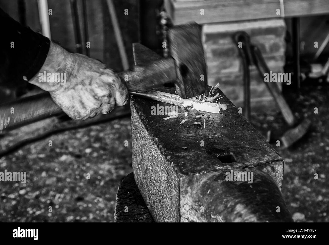Il ferro incandescente in una vecchia fucina di metallo, industria dettaglio Foto Stock