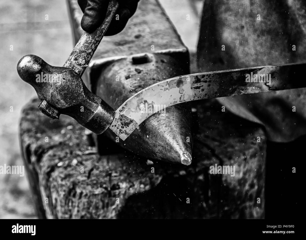 Red Hot di ferro in una fucina, lavorando con il ferro caldo, opera tradizionale Foto Stock