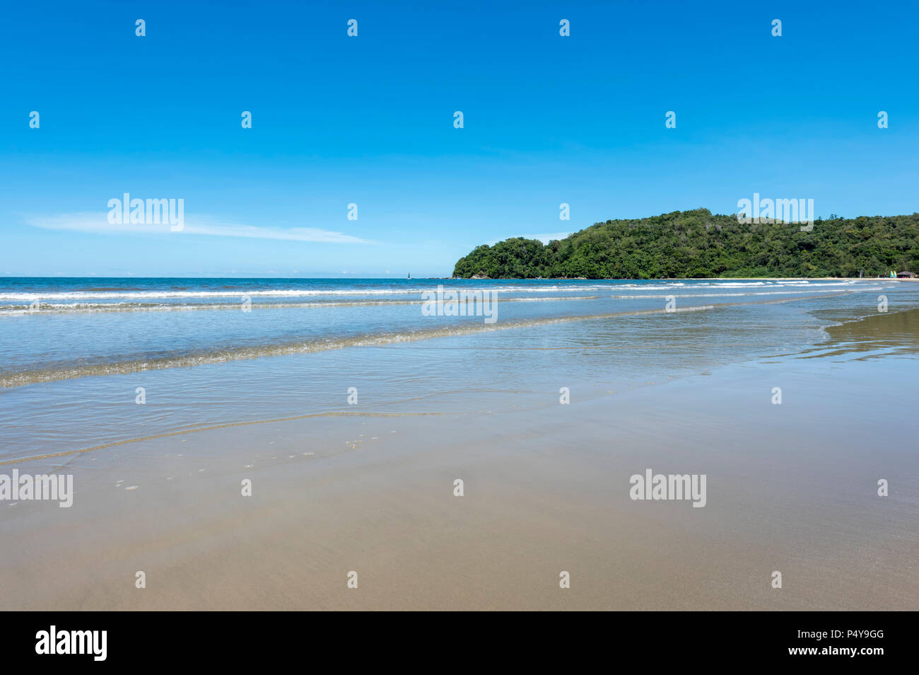 Onde del mare della Cina del Sud pausa sulla spiaggia in Kota Kinabalu, Borneo Malaysia Foto Stock