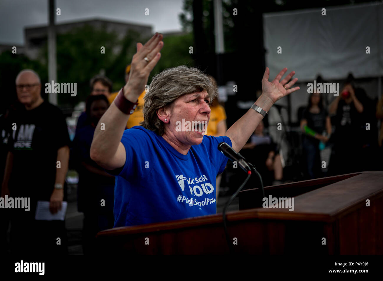 Washington DC, Stati Uniti. Il 23 giugno, 2018. Più di 10.000 partecipanti nei poveri campagna popolare: una chiamata nazionale per la rinascita morale fatta convergere su STATI UNITI Capitol. Il mese di marzo segna il culmine di una storica di sei settimane di impegno nonviolenta azione diretta attraverso le nazioni membro, il quale ha contestato l'America politico, economico e morale delle strutture. Credito: Michael Nigro/Pacific Press/Alamy Live News Foto Stock