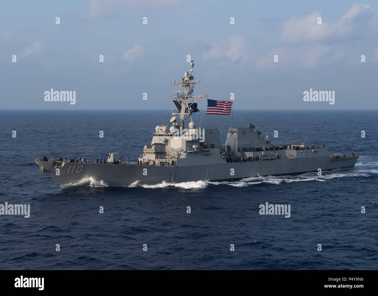 180623-N-ND356-0284 OCEANO PACIFICO (23 giugno 2018) guidato-missile destroyer USS William Lawrence (DDG 110) transita l'Oceano Pacifico. William P. Lawrence è operante negli Stati Uniti La terza area della flotta di responsabilità condurre le operazioni di routine durante una prevista in corso. (U.S. Foto di Marina di Massa lo specialista di comunicazione 2a classe Jessica O. Blackwell/rilasciato) Foto Stock