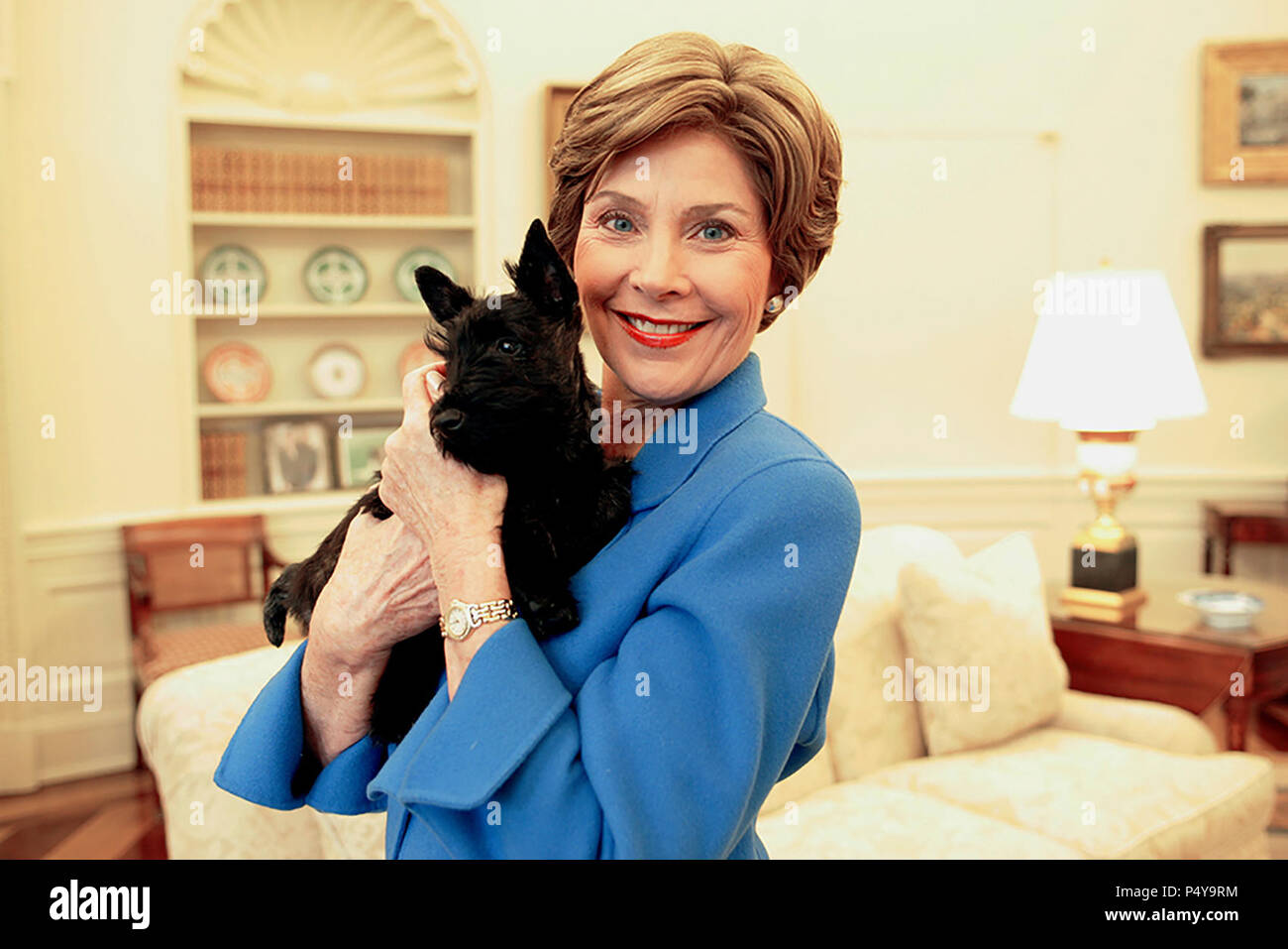 La sig.ra Laura Bush detiene Miss Beazley Mercoledì, Gennaio 12, 2005, nell'Ufficio Ovale della Casa Bianca. Foto Stock