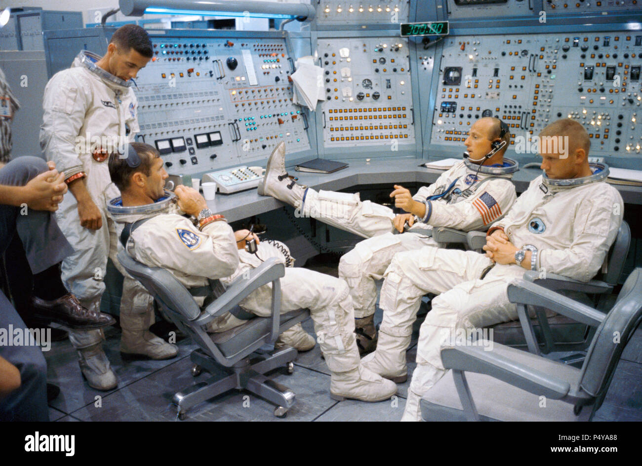 Gemini-11 prime e gli equipaggi di backup sono illustrati al Gemini Simulatore a Cape Kennedy, Florida. Sono LtoR William A. Anders, Richard F. Gordon Jr., Charles Conrad Jr. (piede sulla scrivania), e Neil Armstrong Foto Stock