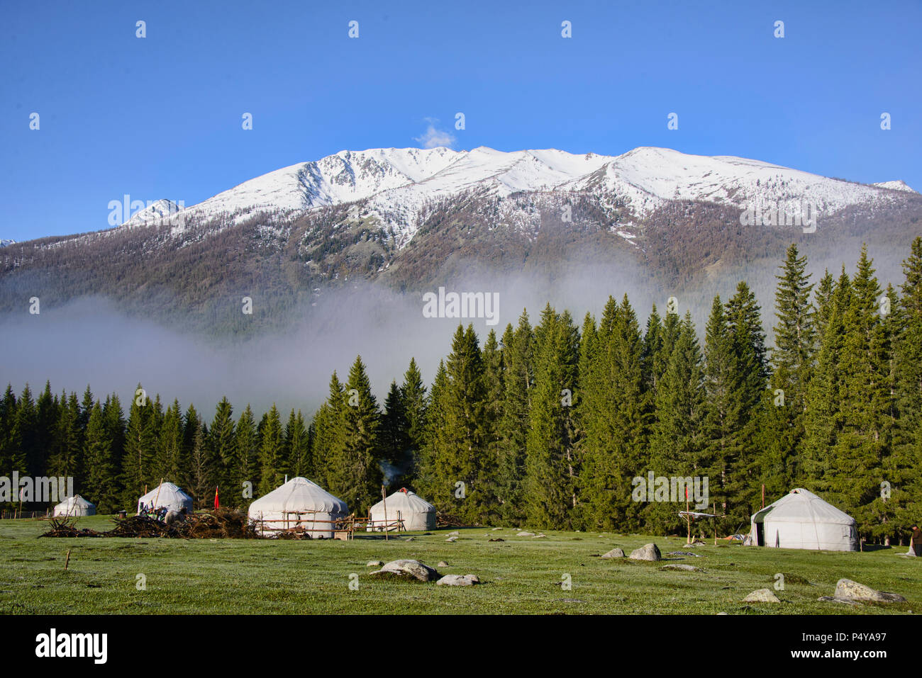 Home sulla gamma; yurta al Lago Kanas National Park, Xinjiang, Cina Foto Stock
