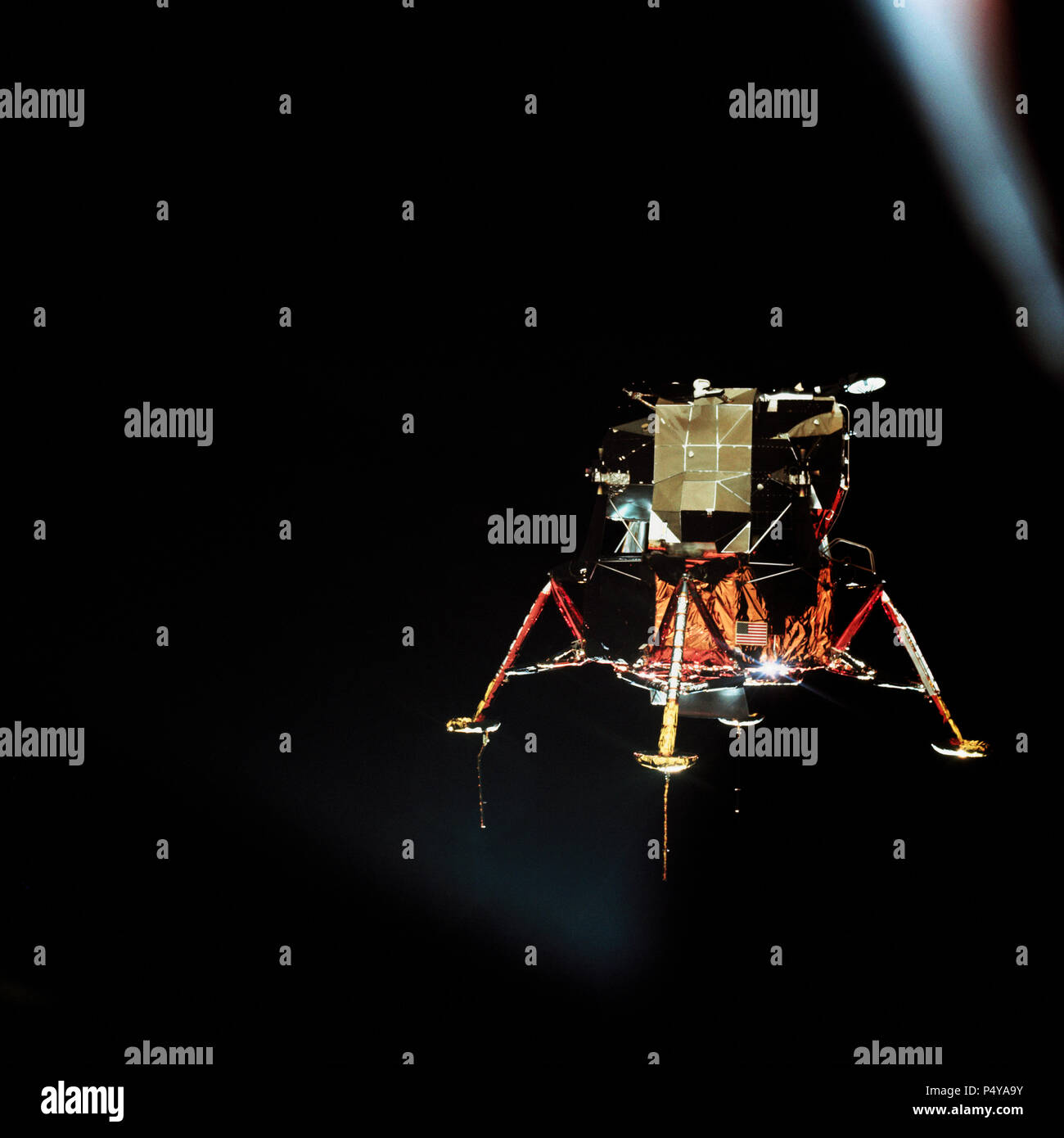 L'Apollo 11 Modulo Lunare (LM), in un atterraggio lunare di configurazione, è fotografato in orbita lunare dal comando e moduli di servizio (CSM). Foto Stock