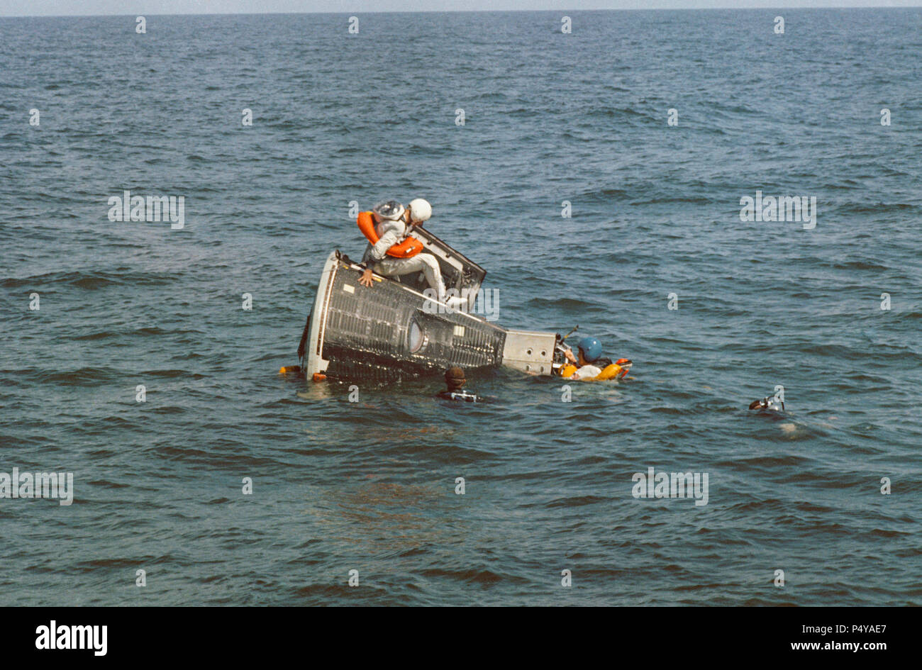 Astronauta James A. Lovell Jr., il primo equipaggio pilota per il Gemini-7 aeronautica spaziale, si trova sulla parte superiore della navicella Gemini prova statica Articolo durante la fuoriuscita dell'acqua di formazione nel Golfo del Messico. Foto Stock